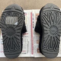 【相談中】UGG FLUFFITA 黒の画像