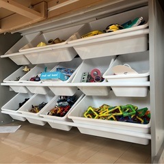 四段オモチャ棚の画像