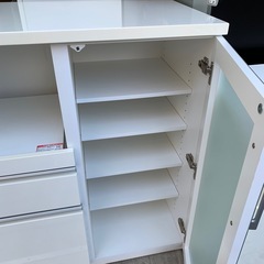 キッチンカウンター　食器棚の画像