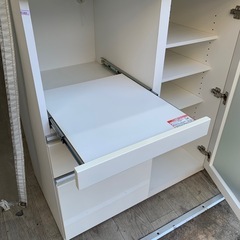 キッチンカウンター　食器棚の画像