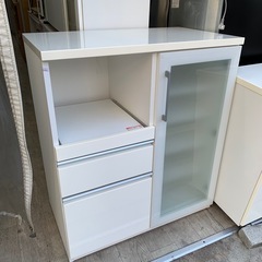 キッチンカウンター　食器棚の画像