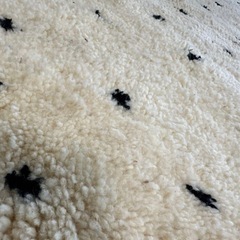 【新品】ベニワレンラグ アイボリーベース黒ドットの画像
