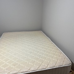 ダブルマットレスとダブルのすのこベッドの画像