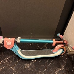 青とピンクのキックボードの画像