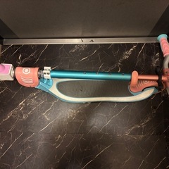 青とピンクのキックボードの画像