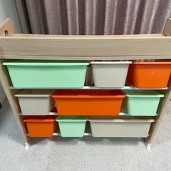 おもちゃ収納棚の画像
