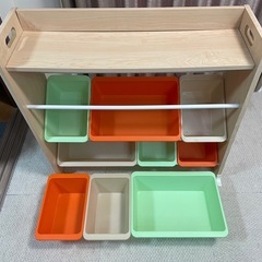 おもちゃ収納棚の画像