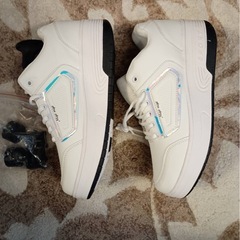 【未使用・2輪式】ローラーシューズ　スニーカー 2WAY 白　サイズ40 25cmの画像