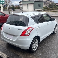 【激安自社ローン対応】低走行6.9万キロのスイフト入荷しました！！人気の白、車検一年ありの画像