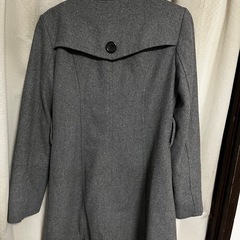 グレーのレディースコートの画像