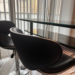 カウンターテーブルと椅子二つの画像