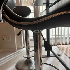 カウンターテーブルと椅子二つの画像