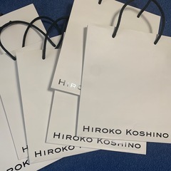 ブランドショップの紙バックの画像