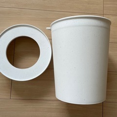 シンプルな白いゴミ箱（フタ付き・持ち手あり） の画像