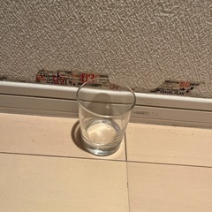 コップと食器棚の画像