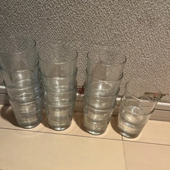 コップと食器棚の画像