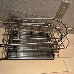 コップと食器棚の画像