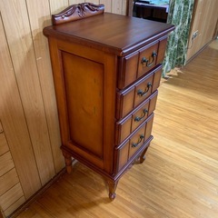 猫脚4段キャビネットの画像