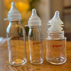 【セット販売】Combi 哺乳瓶用除菌ケース & 産院用ガラス瓶のピジョン 哺乳瓶2本の画像