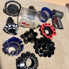 ✨V6ダイソン　分解洗浄済み‼️アタッチメント複数お付けします。新品バッテリー交換済み‼️通常より２倍⤴️UPの画像
