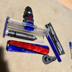 ✨V6ダイソン　分解洗浄済み‼️アタッチメント複数お付けします。新品バッテリー交換済み‼️通常より２倍⤴️UPの画像