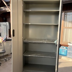 TOYOSTEELのスチール製の両開き書庫の画像