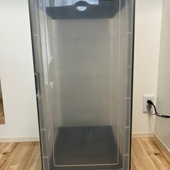 プラスチック衣装ケース２個の画像