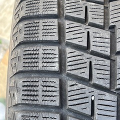 古いスタッドレスタイヤの画像