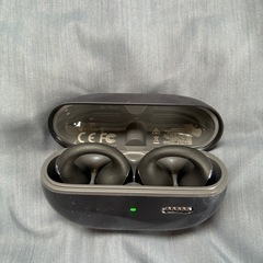 イヤーカフ型イヤホンの画像