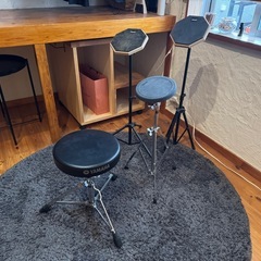 【一式セット】YAMAHAドラムスツール＆練習パッド3点（スタンド付）すぐに練習できます！の画像
