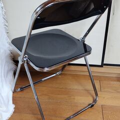 折りたたみチェア　メタルフレーム　　KAIHAOWIN パイプ椅子 透明 折りたたみ 椅子 クリアチェア 折り畳み イス おしゃれ フォールディングチェア スタッキング 会議椅子 ミーティングチェア ダイニングチェア オフィスチェア デスクチェア 北欧 可愛い シンプル 省スペース (ブラック)の画像