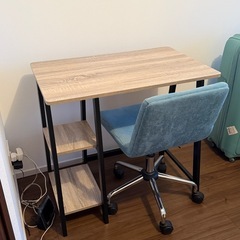 デスクとカワイイ椅子のセットの画像