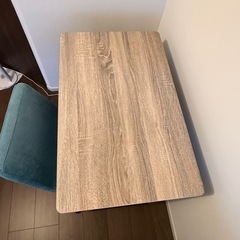 デスクとカワイイ椅子のセットの画像