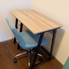 デスクとカワイイ椅子のセットの画像
