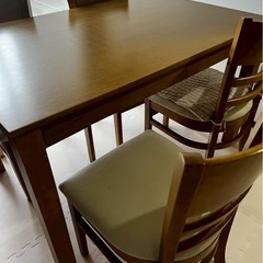 ダイニングテーブルの画像