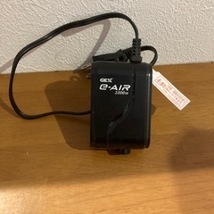 Mサイズの水槽とスポンジフィルターとエアーポンプの画像