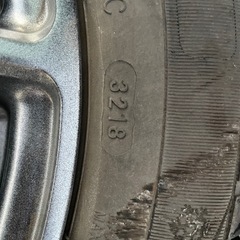 軽自動車用ホイールと古スタッドレスの画像