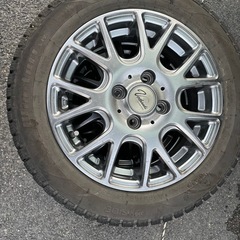 軽自動車用ホイールと古スタッドレスの画像