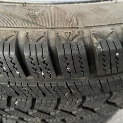 軽自動車用ホイールと古スタッドレスの画像