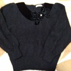 ご花柄刺繍のブラックニットセーターの画像