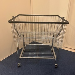 シルバーランドリーバスケットカートの画像