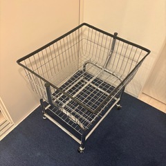 シルバーランドリーバスケットカートの画像