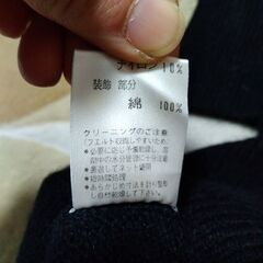 刺繍デザインの黒い長袖ニット（肩パッド入り）の画像