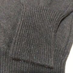 刺繍デザインの黒い長袖ニット（肩パッド入り）の画像