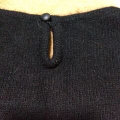 刺繍デザインの黒い長袖ニット（肩パッド入り）の画像