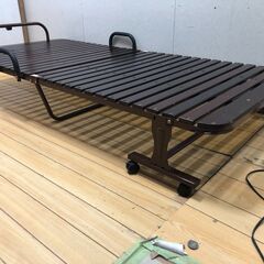 折りたたみベッド 木製すのこ シングル相当 キャスター付き 介護用 来客用 簡易ベッド　251214-9の画像