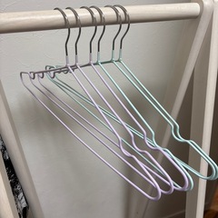 木製キッズハンガーラック ホワイト  ハンガー6本付きの画像