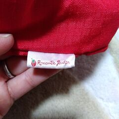 いちごの刺繍が施された赤いナイロンバッグの画像