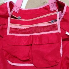 いちごの刺繍が施された赤いナイロンバッグの画像