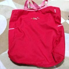 いちごの刺繍が施された赤いナイロンバッグの画像
